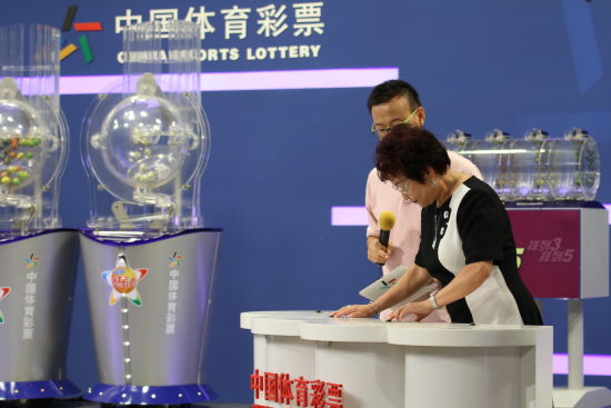 新澳门六开彩今晚开奖现场视频—揭秘彩票背后的故事2025年澳门今晚开奖号码